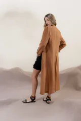 Tapado largo color blanco, de lino y algodón, con cuello en V abierto y sin cierre.