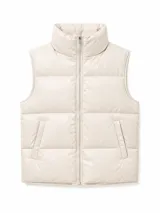 Chaleco puffer de cuerina color beige, con cuello alto, cierre frontal y bolsillos laterales.