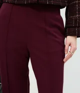 Pantalón de corte recto y tobillero, color bordó, confeccionado en crepé de poliéster y elastano. Posee bolsillos laterales y costuras frontales en relieve que estilizan la silueta.