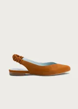 Ballerinas destalonadas de gamuza color camel, con suela plana, puntera redondeada y tira elástica fruncida en el talón. Interior de cuero en color celeste.