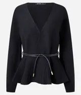 Cardigan de punto color negro con escote en V profundo, mangas largas y bajo con diseño peplum. Incluye un cinturón fino de material sintético con punteras metálicas para ajustar a la cintura.