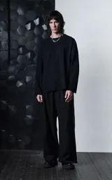 Buzo de cuello redondo con calce oversize y hombros caídos. Confeccionado en algodón gamuzado con proceso de lavado efecto maltinto, costuras expuestas a contratono y detalles de roturas en cuello, puños y ruedo.