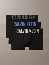 Pack de tres boxers ajustados de corte trunk marca Calvin Klein, modelo Intense Power. Confeccionados en mezcla de algodón y elastano de color negro, cuentan con una llamativa cinturilla elástica distintiva con el logotipo de la marca en colores gris, azul y blanco.
