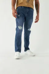 Pantalón de jean azul oscuro con roturas en las rodillas, corte recto y logo bordado en el bolsillo trasero.