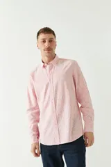 Camisa de manga larga con estampado de figuras geométricas en tonos beige y negro, confeccionada en tejido estilo lino.