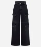 Pantalón de jean negro con corte recto, cintura alta, trabillas y bolsillos cargo laterales.