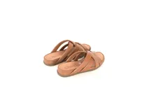 Sandalias planas color caramelo, confeccionadas en cuero con tiras anchas cruzadas en el empeine y suela de poliuretano.