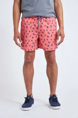 Short de baño con cintura elástica y cordón ajustable, confeccionado en tela ligera de secado rápido. Presenta un estampado botánico integral en tonos amarillos, blancos y azules, con dos bolsillos delanteros y uno posterior.