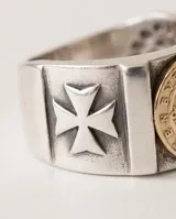 Anillo ancho de plata con aplique circular de oro 18k con diseño de San Benito.