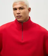 Buzo de algodón con forro polar, diseño de cuello alto con cierre frontal parcial y elástico en el ruedo.