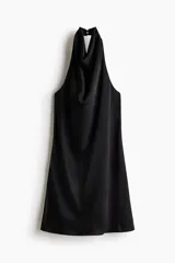 Minivestido halter de satén color negro, de corte holgado y diseño fluido con escote drapeado.