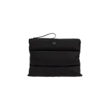 Bolso tipo clutch Moncler acolchado en color negro, con diseño matelassé, cierre superior con cremallera y correa de muñeca incorporada. Incluye el parche con el logotipo de la marca en la parte frontal.