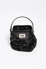 Bolso tipo bucket de nylon negro con tachas metálicas plateadas distribuidas por toda la superficie. Cuenta con cierre de cordón ajustable, asa de mano superior y correa larga para llevar al hombro o cruzado. Incluye el logo de la marca estampado en la parte frontal.