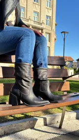 Botas de cuero negro con caña de efecto fruncido, punta fina y taco geométrico ancho.