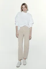 Jean tobillero de corte mom fit con cintura de tiro alto y diseño de cinco bolsillos en denim beige.