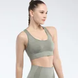Top deportivo gris con breteles anchos y espalda deportiva.