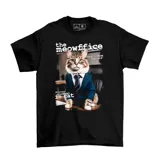 Remera negra de algodón con estampado frontal que presenta un gato vestido con traje y corbata, con el texto 'the meowffice' y la frase 'That's meow she said'.