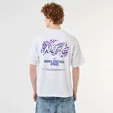 Remera blanca de manga corta, confeccionada en algodón liso, con diseño de estampado pequeño en el pecho y calce holgado.