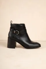 Botas de caña baja color negro, con taco cuadrado, punta fina y detalle de tira con textura de piel de reptil y hebilla metálica.
