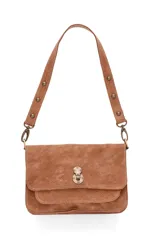 Cartera tipo bandolera de cuero con textura granulada, diseño estilo acordeón con solapa frontal y cierre metálico decorativo. Incluye una correa larga ajustable con detalles de tachas metálicas.