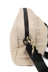 Bandolera color lila de poliéster con correa ajustable, cierre principal y dos bolsillos delanteros.