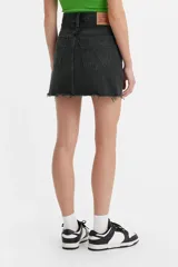 Falda de jean negra con diseño de cinco bolsillos, cierre frontal con botones y ruedo deshilachado.