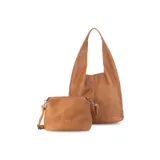 Cartera de hombro tipo hobo en símil cuero color negro, de diseño amplio y correa integrada.