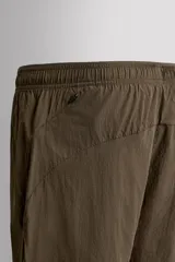 Pantalones cortos de entrenamiento Zara Athleticz en color salmón, confeccionados en tejido técnico ligero y elástico con estructura. Cuentan con cintura elástica ajustable, forro interior, bolsillos laterales y perneras con aberturas laterales.
