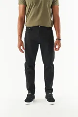 Pantalón negro de corte recto con cinco bolsillos, confeccionado en algodón y spandex.