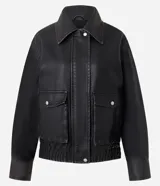 Campera de estilo urbano con corte oversized, confeccionada en poliuretano con base de poliéster. Presenta cuello clásico, cierre frontal con botones a presión, mangas largas y dos bolsillos frontales con tapa. El bajo cuenta con elástico para un mejor ajuste.