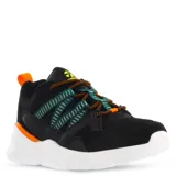 Championes deportivos Topper modelo Chalpa, de color negro con detalles en naranja y verde. Presentan un diseño moderno con cordones jaspeados, suela blanca de goma con amortiguación y tirador en el talón.