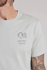Remera blanca de manga corta con cuello redondo y un pequeño estampado azul en el pecho.