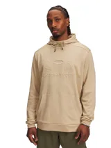 Buzo con capucha Under Armour, confeccionado en tejido Armour Fleece ligero y elástico. Presenta un diseño de color beige con el logotipo de la marca en relieve en el centro del pecho, bolsillo frontal tipo canguro y cordones ajustables en la capucha.