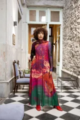 Vestido largo de tul con estampado abstracto en tonos violeta, fucsia, naranja y verde. Sin mangas, con cuello redondo y corte evasé. Incluye una bufanda de tul a juego.