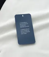 Campera deportiva con capucha, color blanco con recortes laterales en negro. Cuenta con cierre frontal, bolsillos funcionales y ajuste en la cintura.