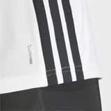 Remera deportiva Adidas de entrenamiento, color blanco con las icónicas tres rayas negras en los laterales y logo de la marca en el pecho. Presenta cuello redondo, mangas cortas y un diseño ergonómico que favorece la libertad de movimiento.