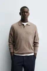 Polo de punto de corte regular fit, confeccionado en una mezcla de lana y cashmere. Presenta cuello solapa con cierre frontal de dos botones, manga larga y terminaciones en rib.