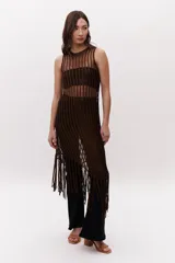 Sandalia de taco cuadrado bajo, confeccionada en gamuza azul, con tira frontal decorada con glitter multicolor y cierre de pulsera con hebilla metálica al tobillo.