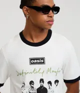 Remera blanca de algodón con cuello redondo y ribetes en contraste negro en cuello y mangas. Presenta un estampado frontal con el logo de la banda Oasis, la frase "Definitely Maybe" y una ilustración monocromática de los miembros de la banda.