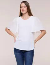 Blusa blanca con escote redondo y mangas cortas estilo mariposa confeccionadas en tela plisada translúcida.