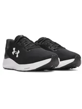 Championes de running Under Armour Charged Pursuit 4, color negro con entresuela blanca y logo lateral en blanco. Presentan una parte superior de malla transpirable y tecnología Charged Cushioning en la entresuela para mayor amortiguación y respuesta.