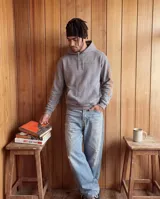 Canguro con capucha de calce regular en color gris stone wash. Presenta un estampado artístico en la espalda que representa una figura antropomórfica estilizada con colores vibrantes. Cuenta con puños y cintura acanalados.