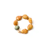 Pulsera elástica con cuentas de piedra color naranja, separadores dorados y una cuenta de piedra verde.