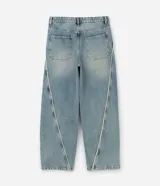 Pantalón de jean celeste de corte super baggy con cintura con trabilla, cierre tradicional, bolsillos y detalles deshilachados.