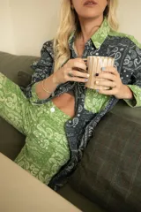 Pantalón jean de corte recto con estampado de diseño bandana en tonos grises y blancos.