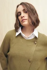 Sweater tejido color verde oliva con cruce irregular y botones a contraste.