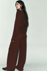 Pantalón de tiro alto con cintura elástica y diseño de pernera ancha, confeccionado en tejido de punto con textura.