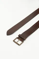 Cinto de cuero color marrón con hebilla metálica color bronce y perforaciones a lo largo de la correa.