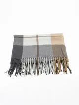Bufanda tipo pashmina de tejido suave, color gris con diseño de cuadros en tonos oscuros y líneas finas en rosa. Presenta terminaciones con flecos en los extremos.