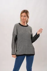 Sweater de punto con cuello redondo y mangas largas. Diseño a rayas verticales en tonos gris y negro.